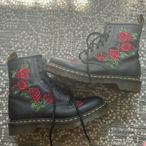 Dr. Martens boots with rose design, like new size US7 women’s